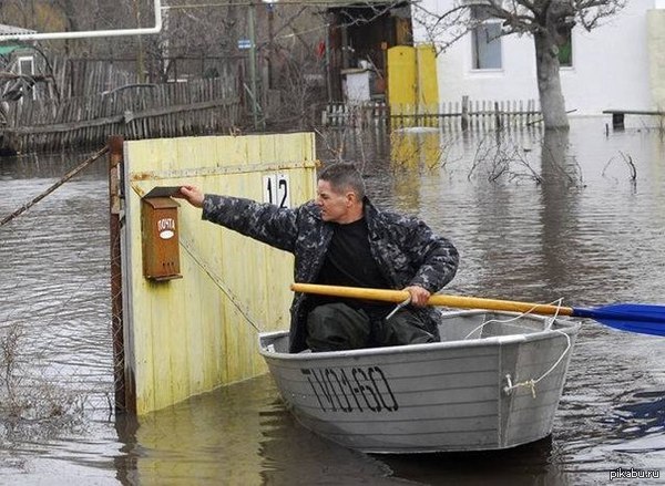 Доставка почты в Венеции, Италия.