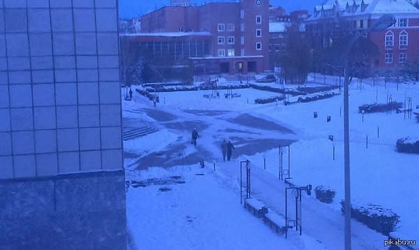 Зима вызывает дьявола напротив моего университета.