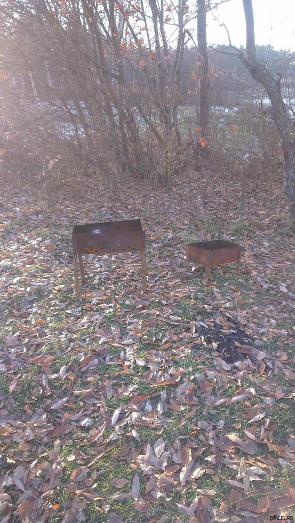 Возле озера увидел "Слона и Моську" :-)