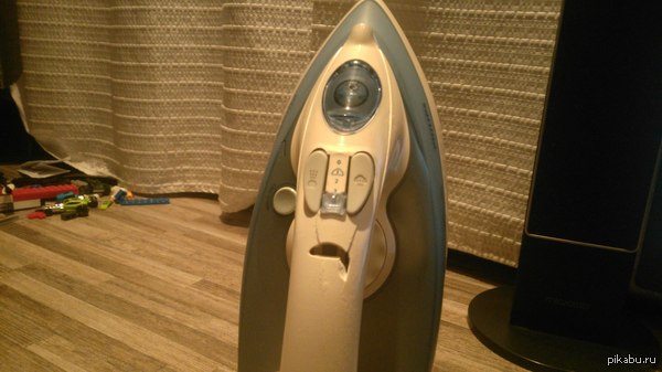 Уронил утюг, а он...