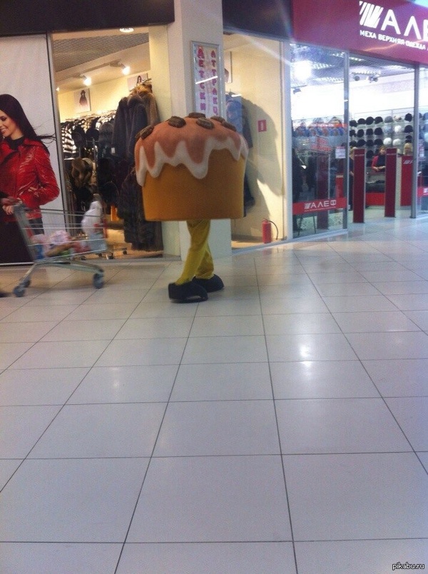 Here's a cupcake met staggering with a girl shopping - My, Walking Cupcake, Accident