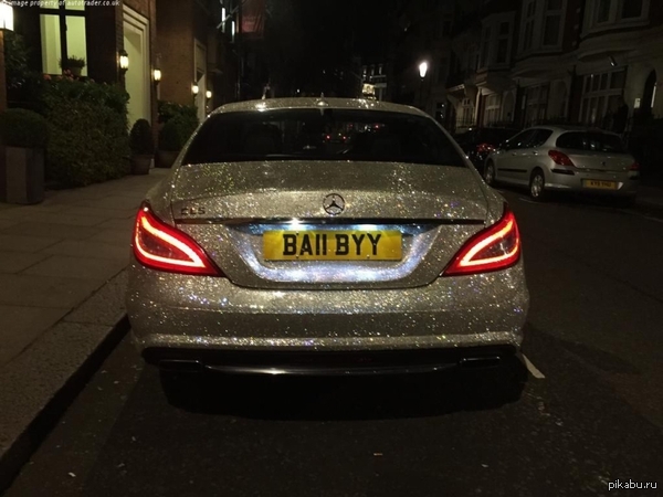 На британском eBay выставлен Mercedes-Benz CLS350, инкрустированный одним миллионом кристаллов Сваровски. Сейчас предлагают 154600 фунтов