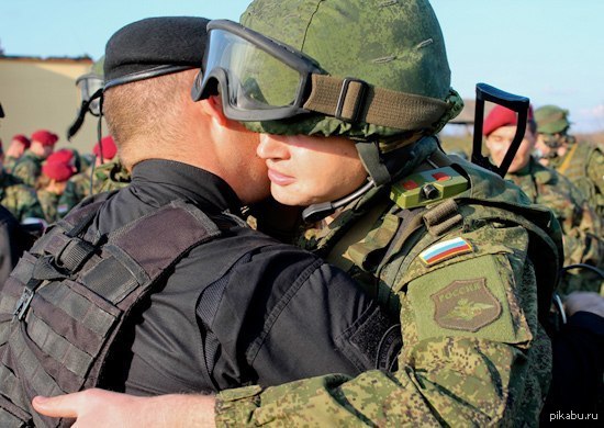 Рук войска. Сербские военные. Солдаты обнимаются. Обнимают российского военного. Военные учения России и Сербии.