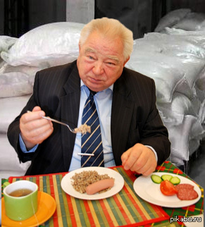 Гречко ест гречку на фоне гречки