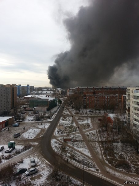 Горит завод "Лиаз".