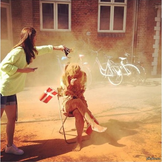 В Дании есть одна интересная традиция: если на твоё 25 летие ты ещё не женат/не замужем, то тебя обсыпают корицей.