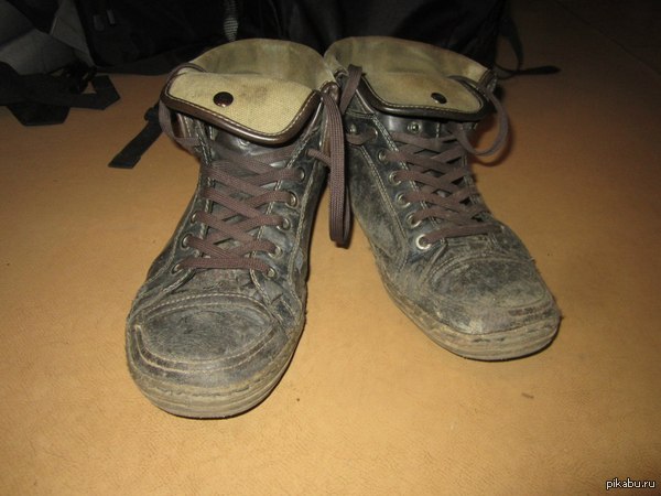 Старые кеды, был в них в горах, прыгал в них с парашютом и тэ дэ