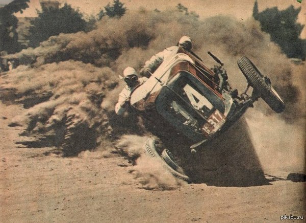 Нет он не хочет выпрыгнуть, он просто смещает центр тяжести весом своих стальных яиц