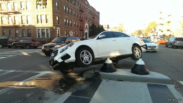 Женщина припарковалась. NY Brooklyn. Как выяснилось женщина из России)