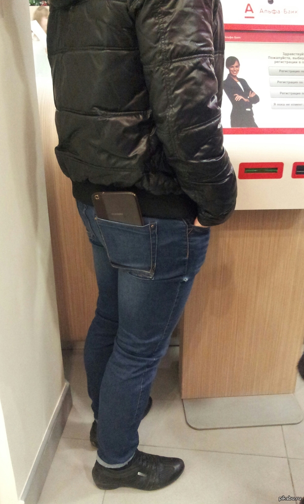 Стоял в очереди в банке, и тут...