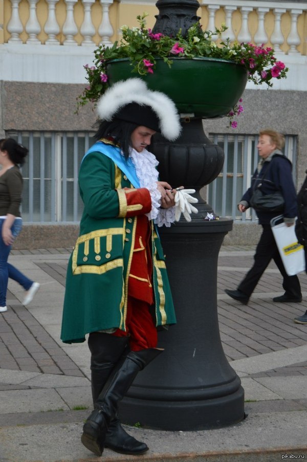 Государь изволит смс отправлять.