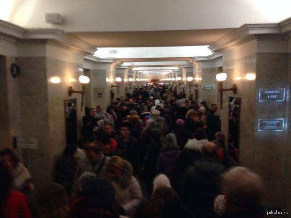 Это не московское метро в час пик, это - Эрмитаж.