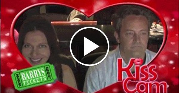 Kiss my camera. Кисс-Кама гиф. Гиф прикольный поцелуй в камеру. Найс Кам гиф. Kiss cam gif.