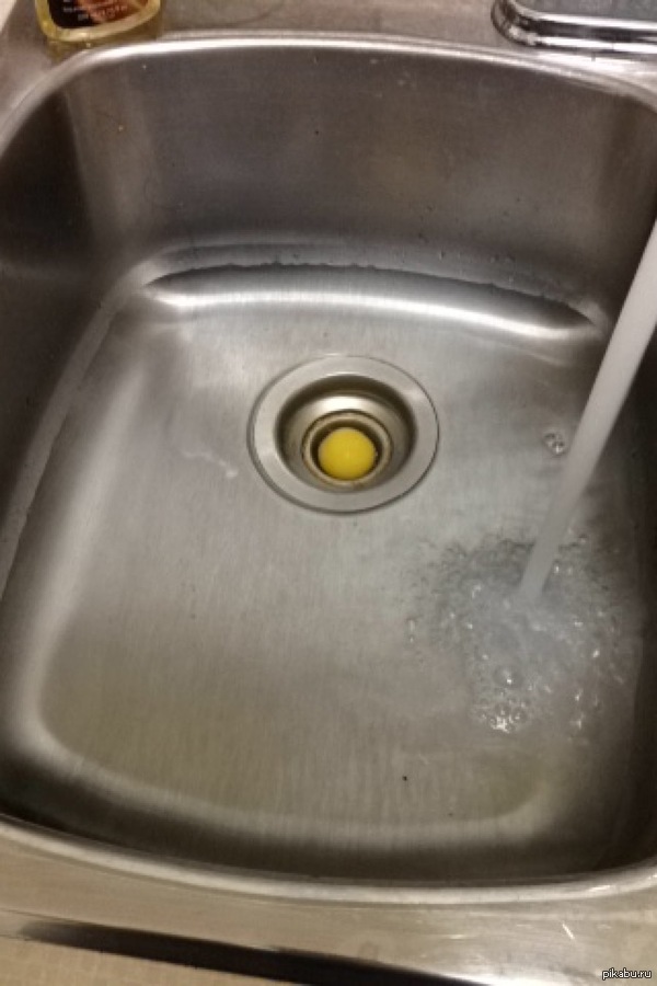 "Это яйцо упало из миски в раковину"