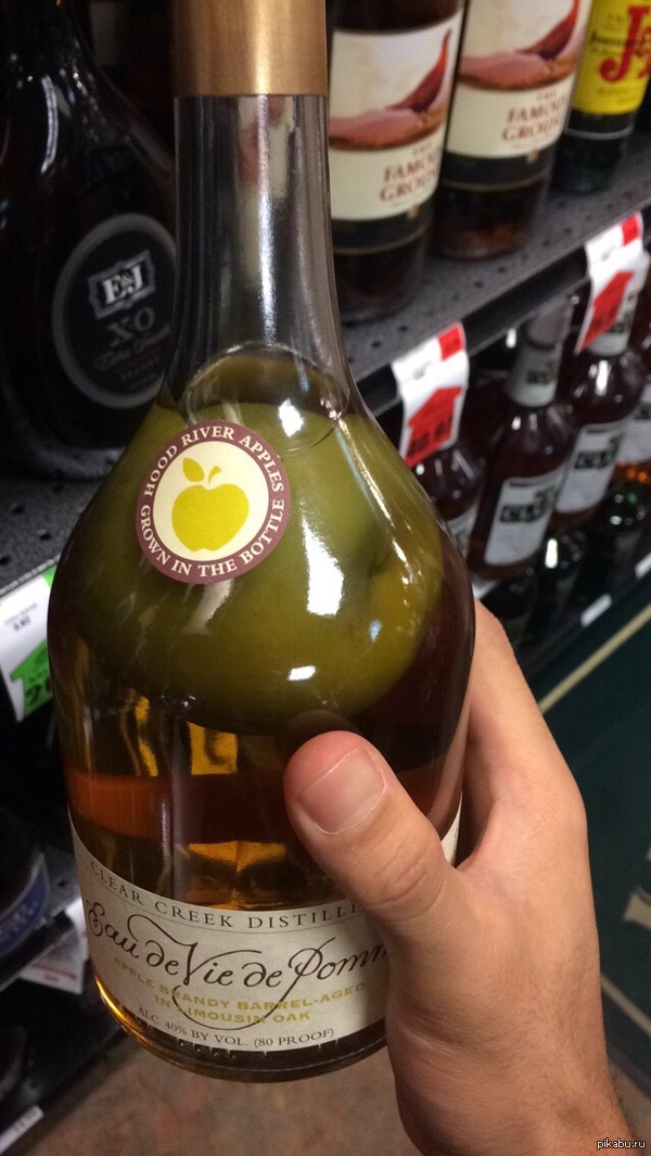 В этой бутылке яблоко!