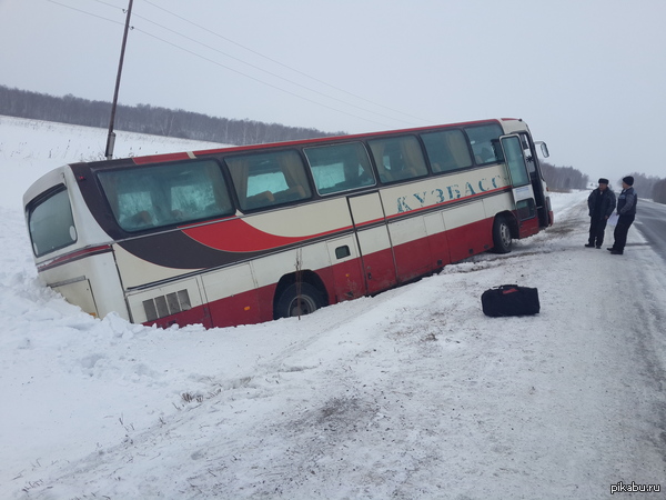 Автобус съехал в кювет