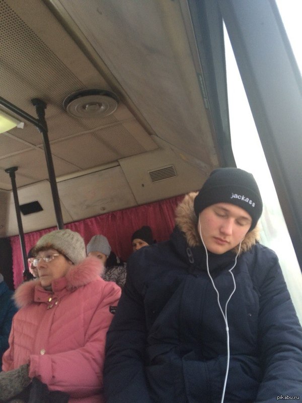 Встретил в автобусе "засранца" .