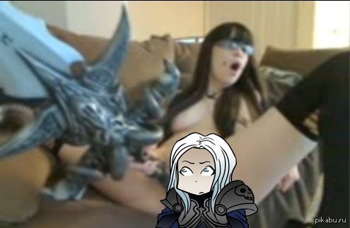 Фростморн жаждет...эээ, крови? - NSFW, Warcraft, WOW, Frostmourne, Девушки, Клубничка, Плохое качество