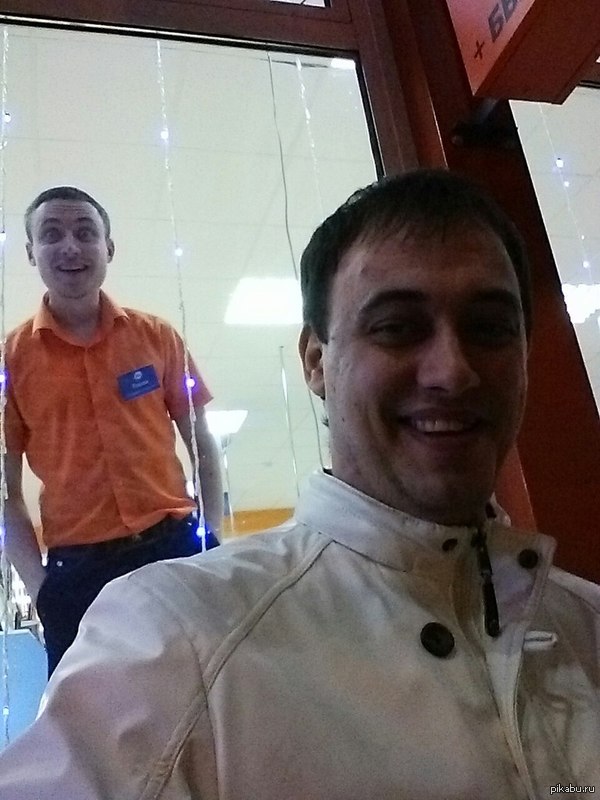 Решил сфоткаться напротив магазина.