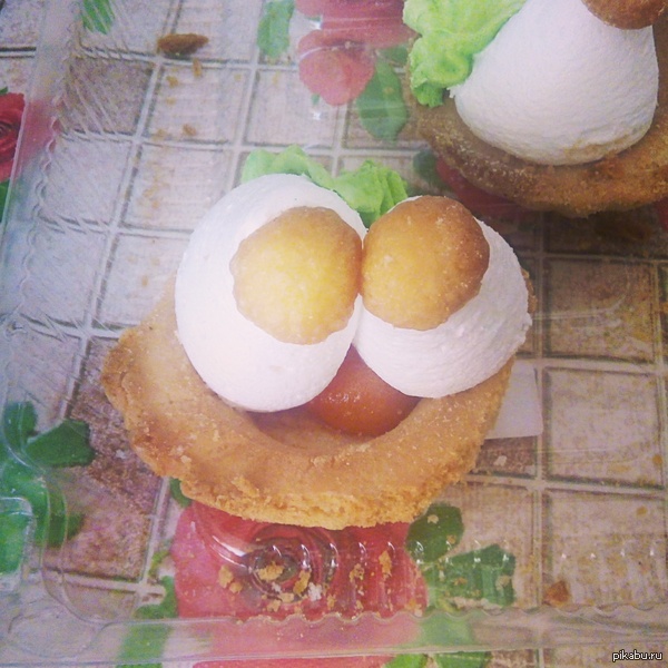 Эта пироженка так рада, что её съедят.