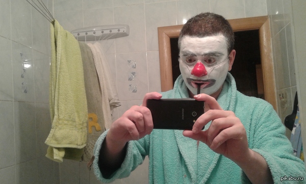 Наряжаюсь клоуном чтобы повеселить детишек