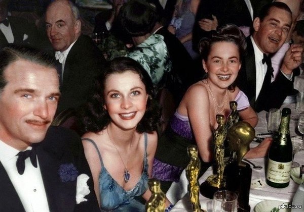 Актеры из фильма «Унесенные ветром» на вручении Оскара, 1940. Раскрашенная фотография.