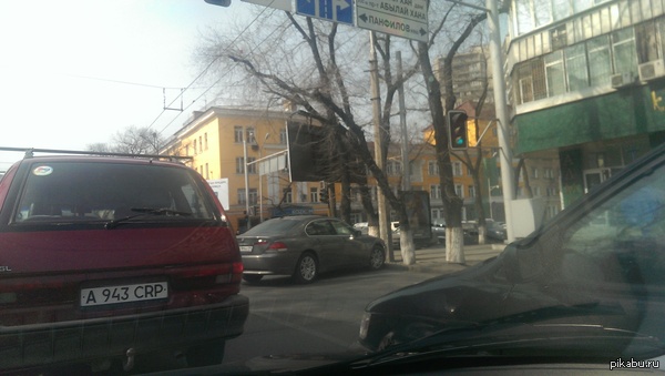 Как же их научить уважать других? Парковка на стоп-линии