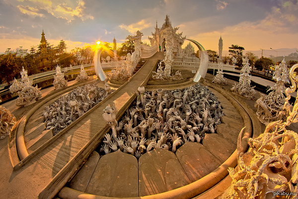  : Wat Rong Khun. .
