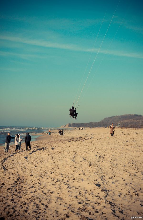 Гигантски башенный кран катает людей на пляже в Янтарном Калининградской области