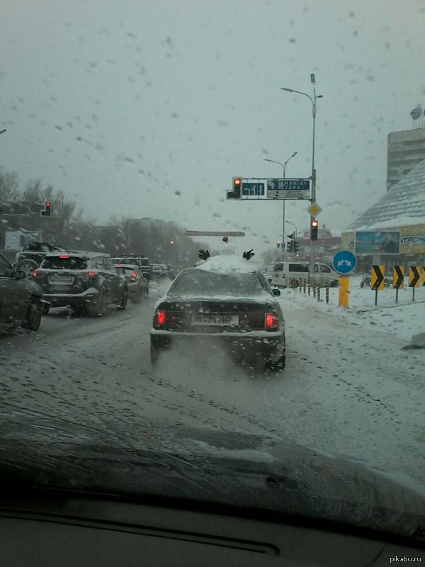 Снеговик на крыше машины))