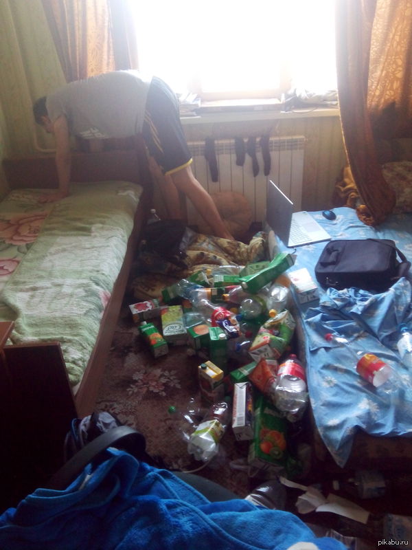 Парнишка убрался под кроватью)))