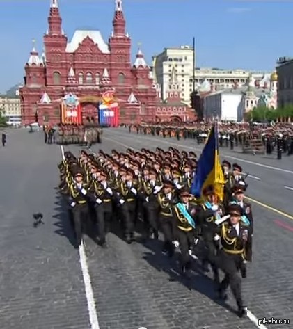 Украинский флаг на красной площади фото