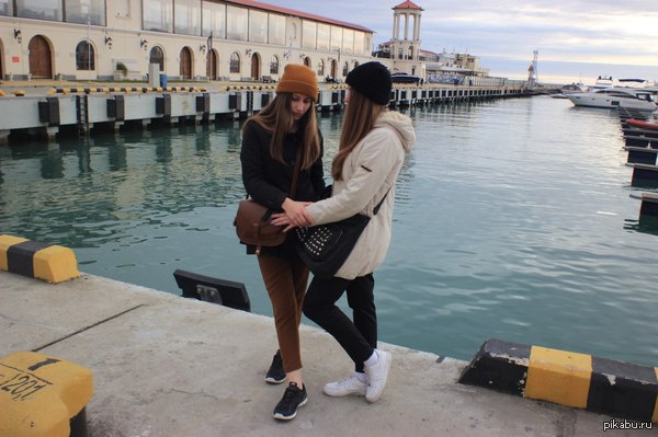 Кто-то им сказал что такие штаны и обувь это красиво. И эти жуткие шапки. Или у меня одного это вызывает желание надеть на них паранджу?