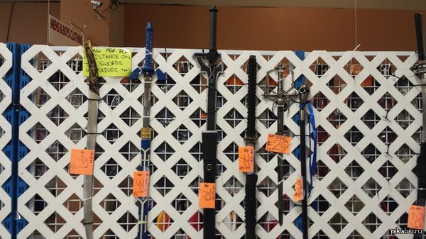 Итак, продолжение постов о холодном оружии в канадском Ликвидейшне