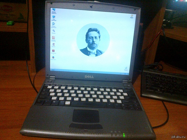 Человек в сумке для ноутбука.