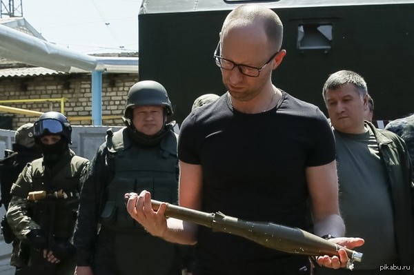 Сеня смотрит на амуницию, Арсен смотрит на Сеню. Мезансцена спокойная, но непредсказуемая, можно даже сказать эротическая.