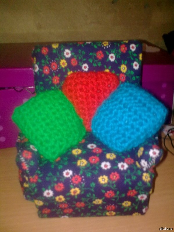 Просто кукольное кресло