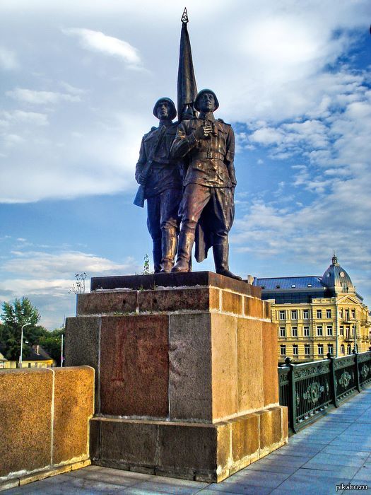 Памятник 1944 года. Памятники на зеленом мосту Вильнюс. Памятник советскому солдату в Вильнюсе.