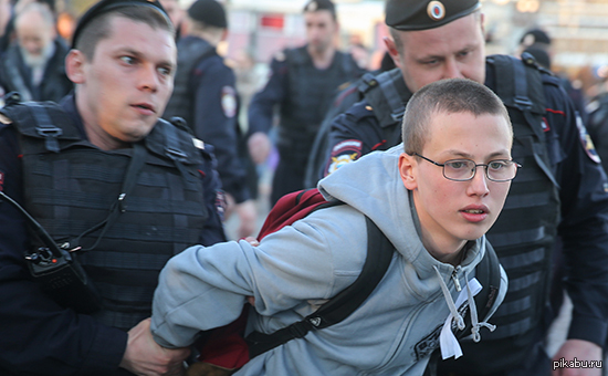 Хотел свергнуть власть в России, но мамка позвонила в полицию