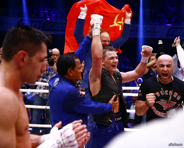 Каждый празднует день Победы по своему!Вот Чудинов избил в центре Франкфурта Феликса Штурма (Германия) и стал чемпионом мира по версии WBA.