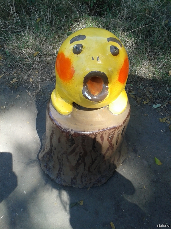 Колобок)) Вот такой Колобок мне попался в детском парке в Новомосковске (Украина). Похоже скульптор думал о чем-то своем))