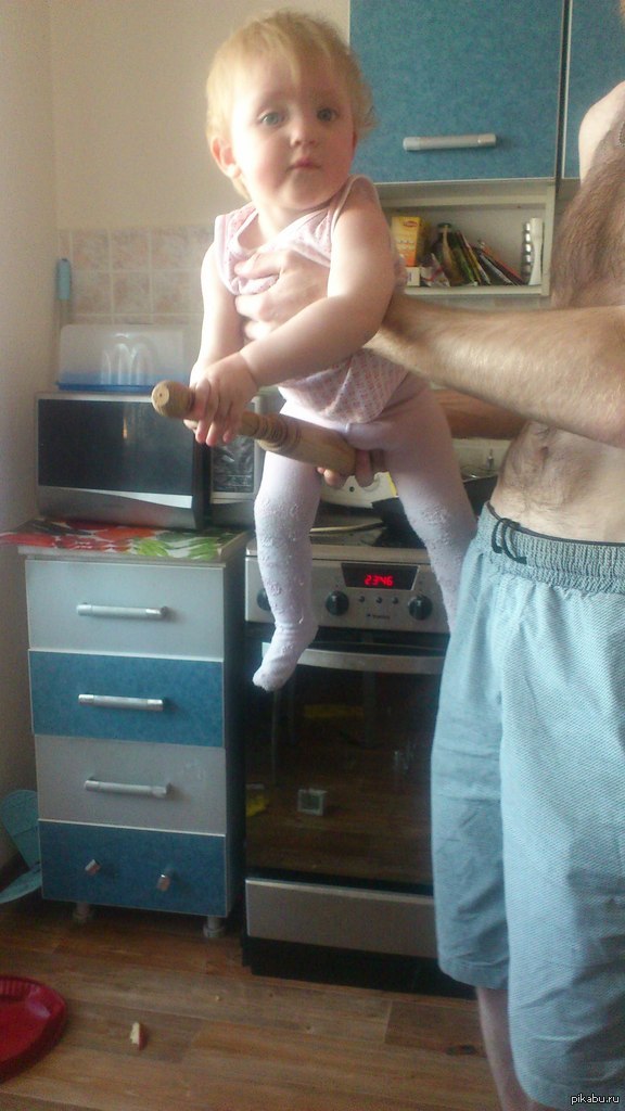 Готовимся к поступлению в Хогвартс  Пока нет метлы, летаем на скалке))