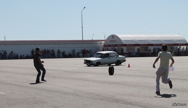 Типичные гонки на тазах.