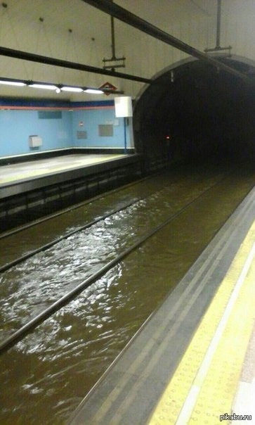 Бассейн метро. Бассейн в метро. Бассейн метро Международная. Метро бассейн в Японии. Бассейн метро беруни.