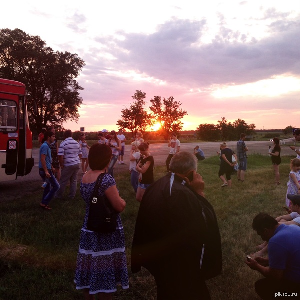 Водитель остановил автобус, чтобы пассажиры могли выйти и полюбоваться закатом