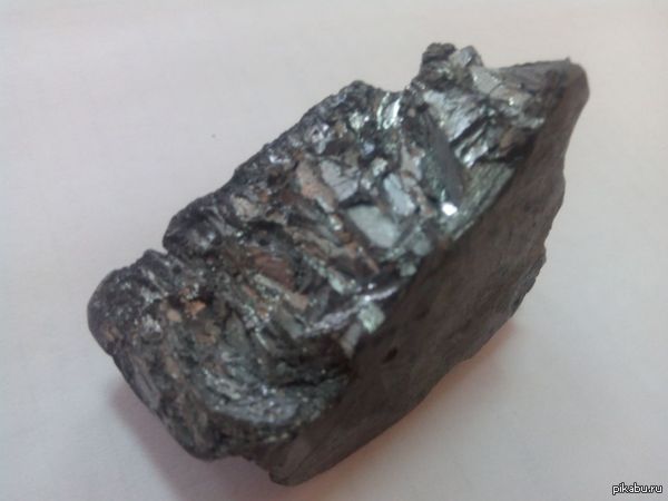 какой металл искрит об асфальт