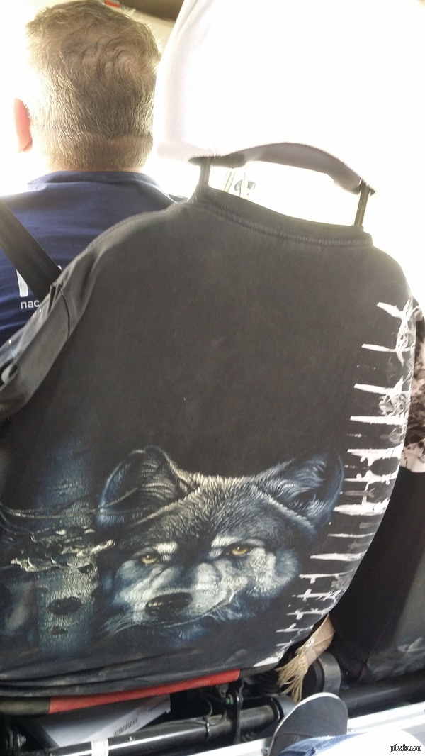 Нет денег на автомобильные чехлы? Выход есть. Футболка! Быстро, дешево, брутально.