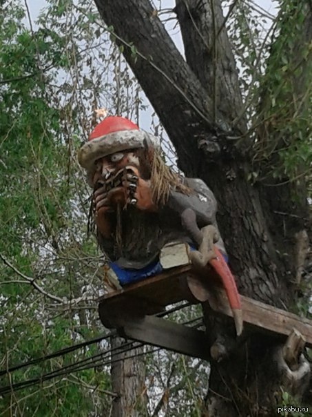 Вот такой Соловей разбойник сидит на детской площадке