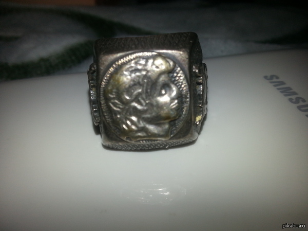 Друг показал перстень, сказал что ну ооооочень древнее! Вопрос к пикабушникам, может кто знает каких времен оно? Еще фото в комментах...