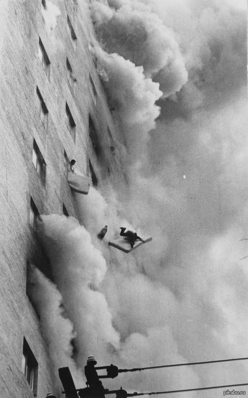 Человек выпрыгивает из горящего отеля Тэ Юн Kak с матрасом